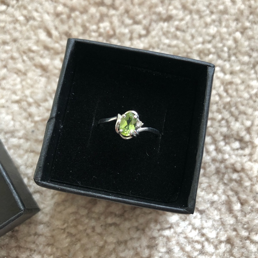 14K White Gold Ring w/ Natural Peridot and Diamond - Picture 3 of 3
